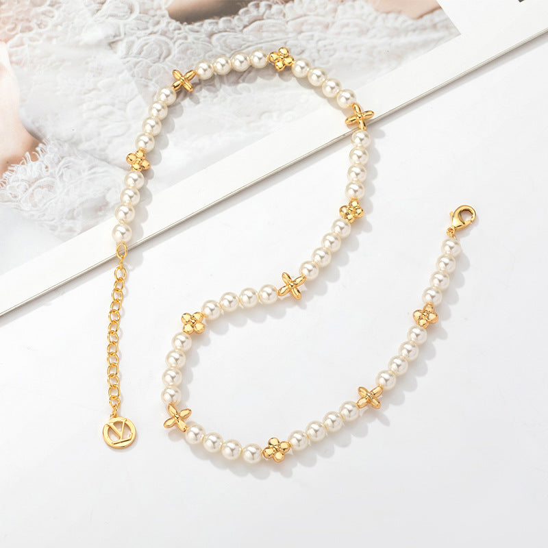 Pearls with a four-leaf clover necklace