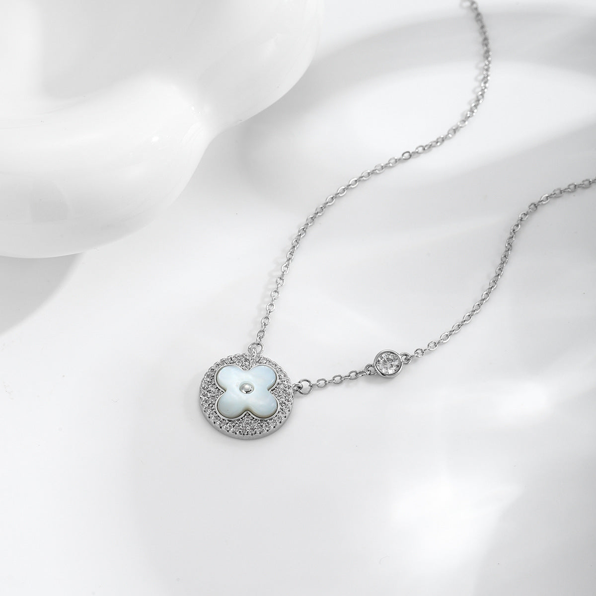Four-leaf clover mother-of-pearl necklace