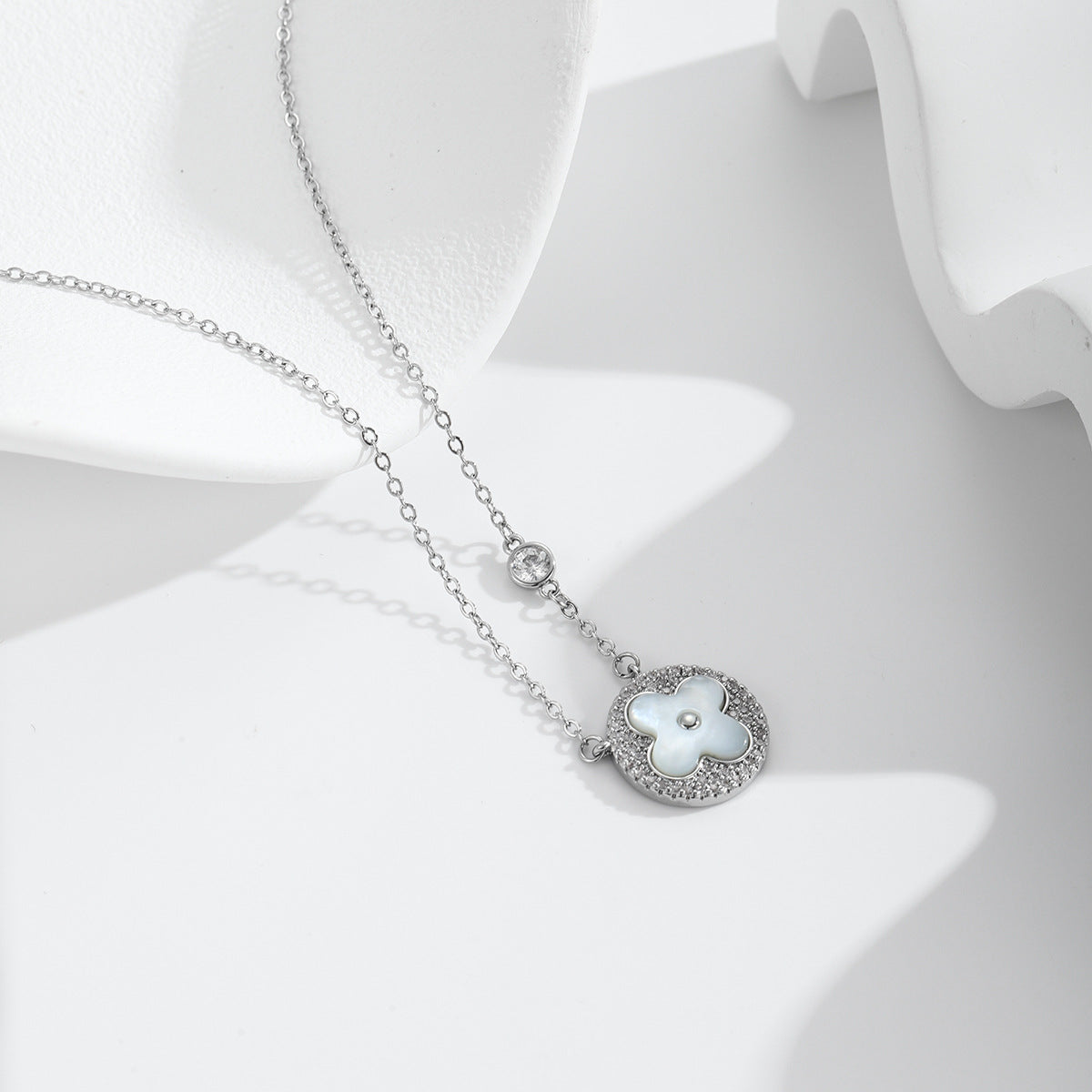 Four-leaf clover mother-of-pearl necklace