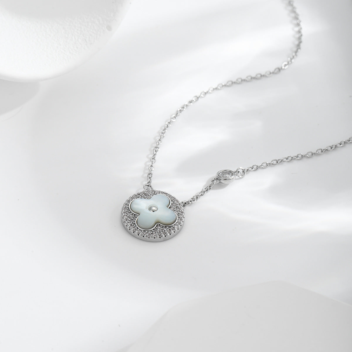 Four-leaf clover mother-of-pearl necklace