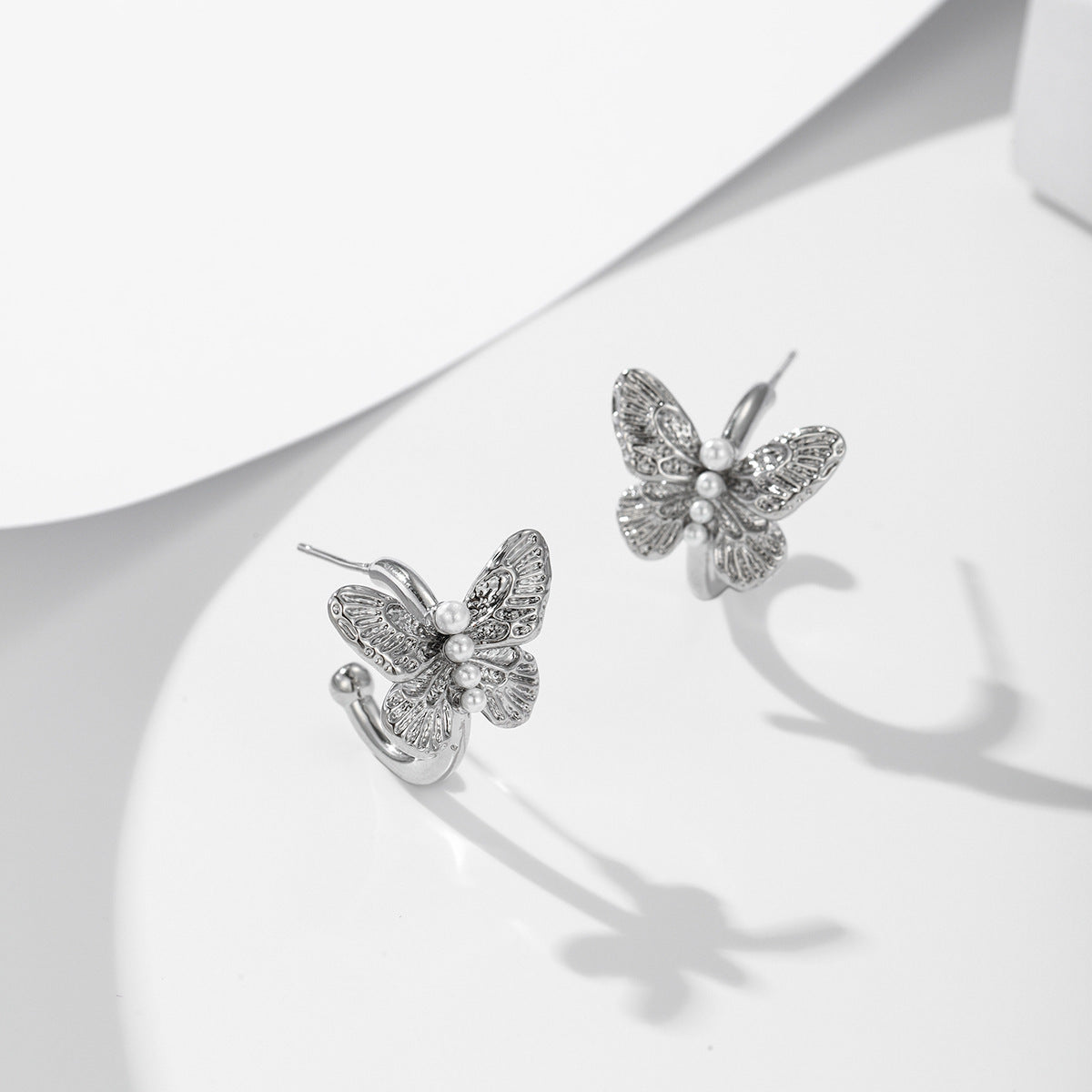 Butterfly-shaped pearl-set C-shaped earrings