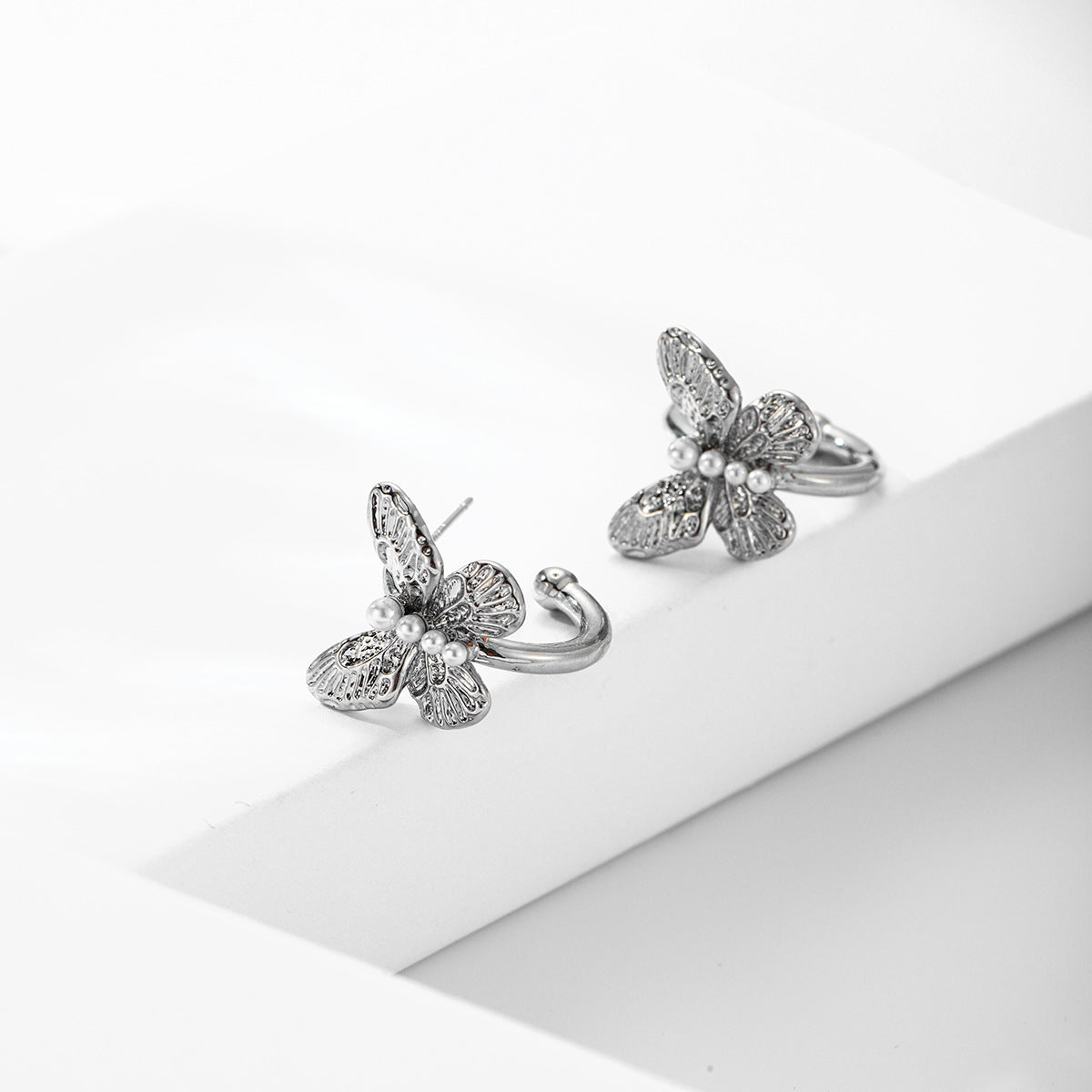 Butterfly-shaped pearl-set C-shaped earrings