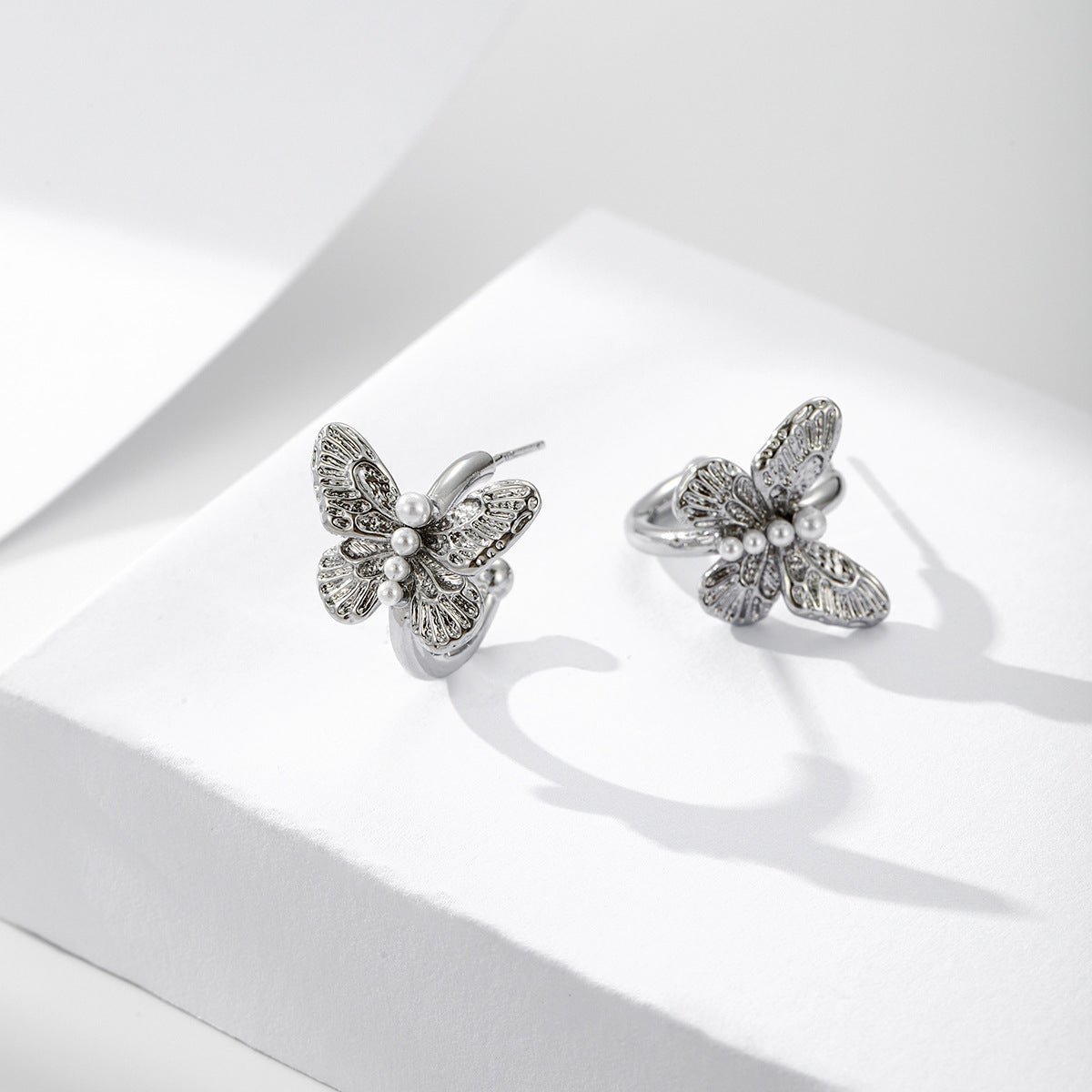 Butterfly-shaped pearl-set C-shaped earrings