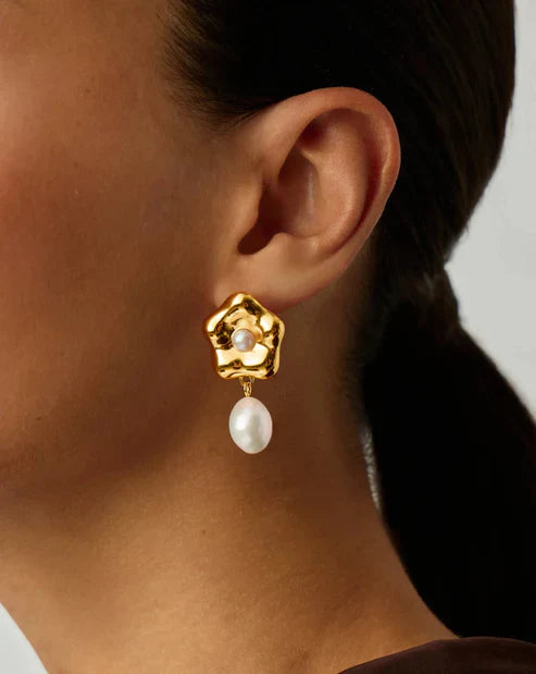 Eny Puffy Daisy Pearl Drop Earrings